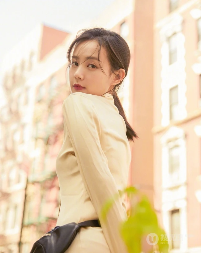 李一桐清新连体衬衣长裙造型出街，有致身材高挑完美