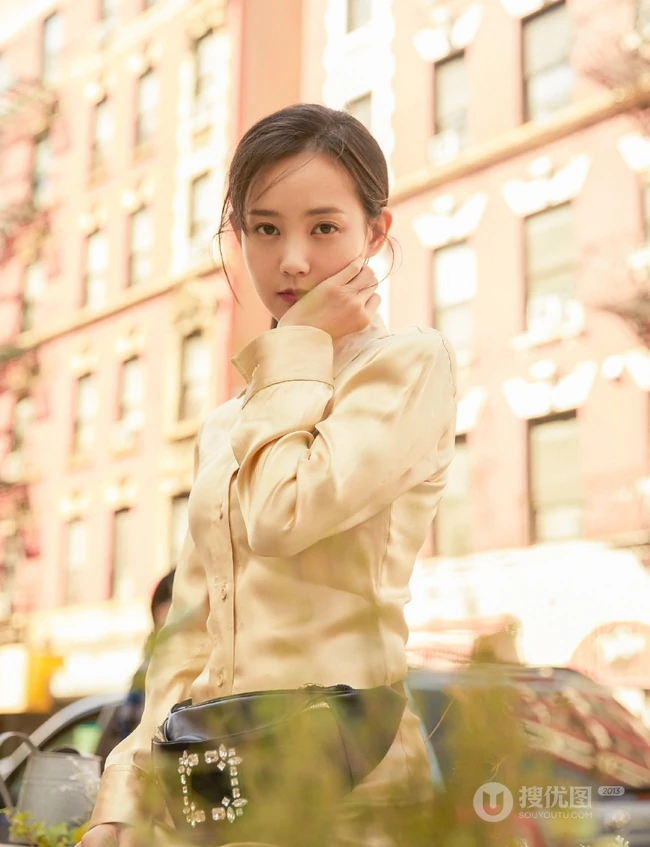 李一桐清新连体衬衣长裙造型出街，有致身材高挑完美