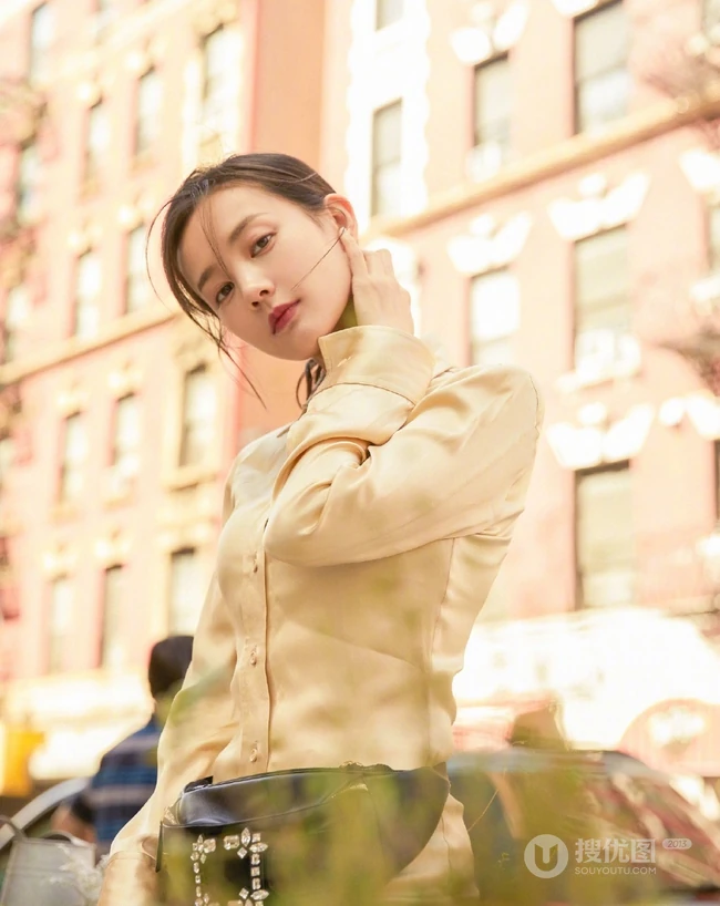李一桐清新连体衬衣长裙造型出街，有致身材高挑完美