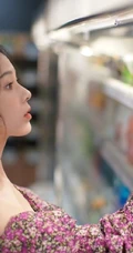 陈瑶穿着紧身牛仔裤现身超市，认真挑选商品的样子很可爱