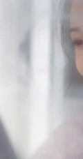 陈瑶穿着紧身牛仔裤现身超市，认真挑选商品的样子很可爱