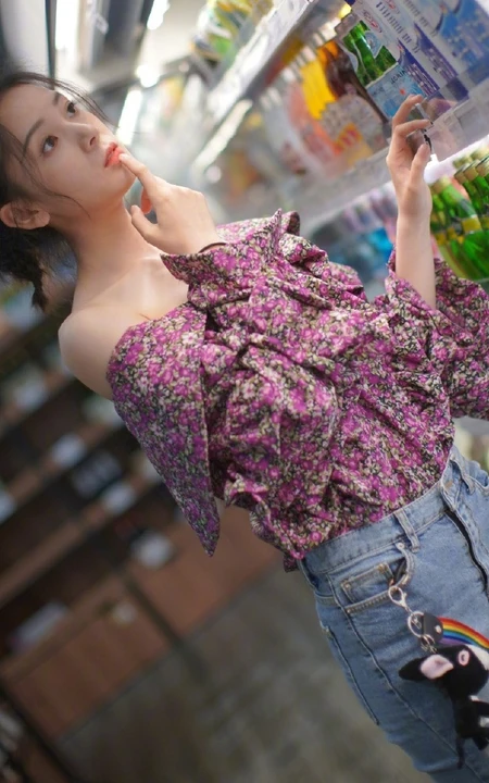 陈瑶穿着紧身牛仔裤现身超市，认真挑选商品的样子很可爱