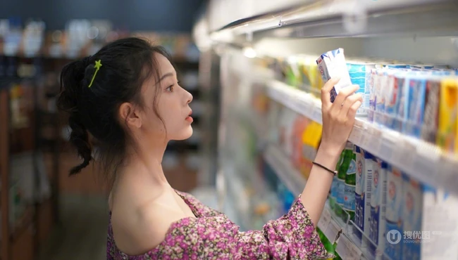 陈瑶穿着紧身牛仔裤现身超市，认真挑选商品的样子很可爱