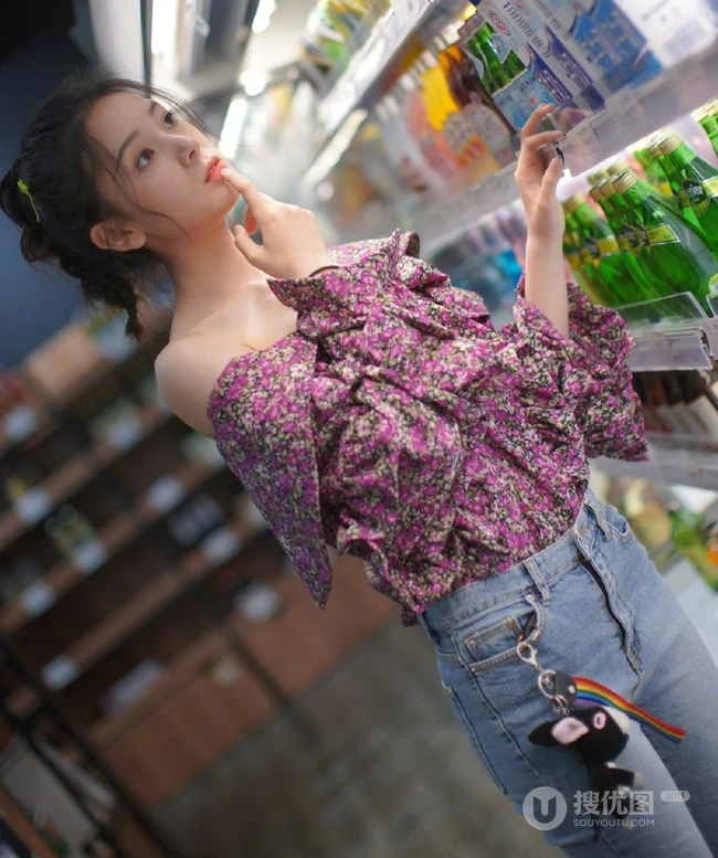 陈瑶穿着紧身牛仔裤现身超市，认真挑选商品的样子很可爱
