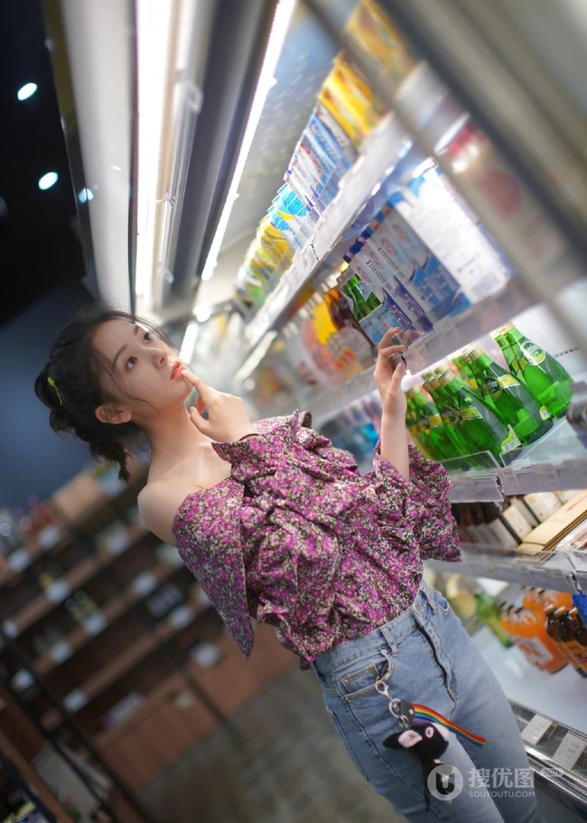 陈瑶穿着紧身牛仔裤现身超市，认真挑选商品的样子很可爱