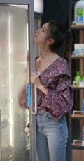陈瑶穿着紧身牛仔裤现身超市，认真挑选商品的样子很可爱