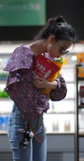 陈瑶穿着紧身牛仔裤现身超市，认真挑选商品的样子很可爱
