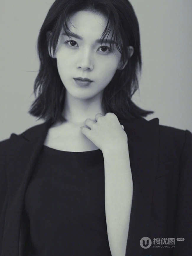 陈瑶唯美好看黑衣白裤黑白写真大图