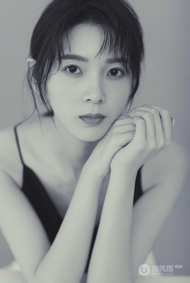陈瑶唯美好看黑衣白裤黑白写真大图