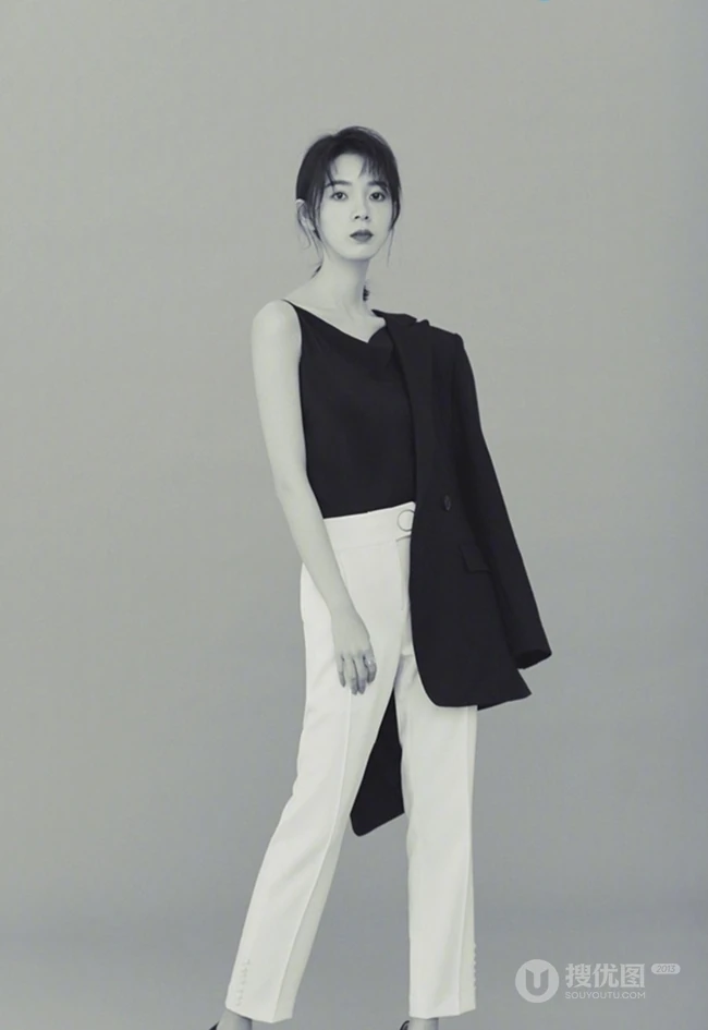 陈瑶唯美好看黑衣白裤黑白写真大图