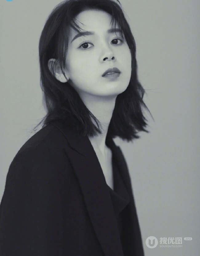 陈瑶唯美好看黑衣白裤黑白写真大图