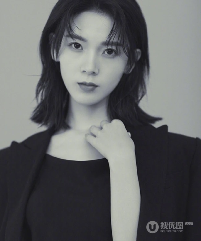 陈瑶唯美好看黑衣白裤黑白写真大图