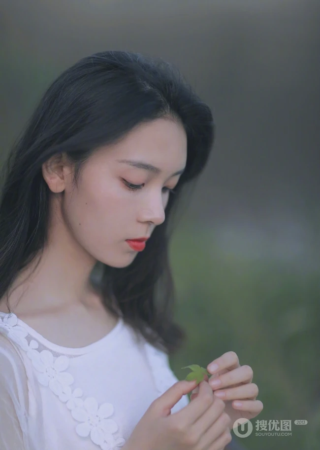 陈瑶唯美梦幻户外写真，白裙飘飘仙气十足