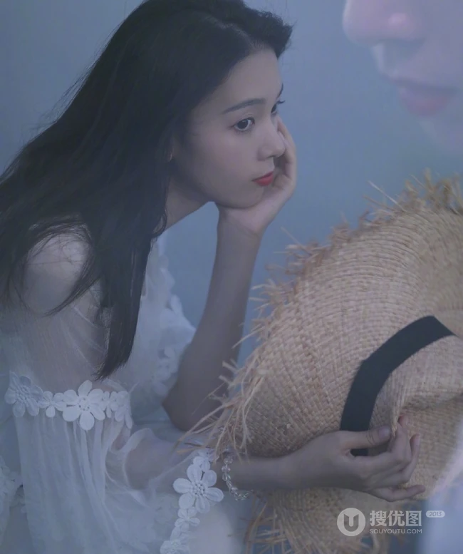 陈瑶唯美梦幻户外写真，白裙飘飘仙气十足