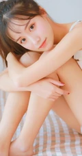 这个妹子有点瘦，清纯可爱少女肩带短裤室内写真照