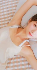 这个妹子有点瘦，清纯可爱少女肩带短裤室内写真照
