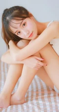 这个妹子有点瘦，清纯可爱少女肩带短裤室内写真照
