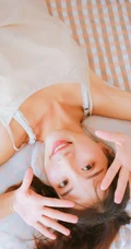 这个妹子有点瘦，清纯可爱少女肩带短裤室内写真照