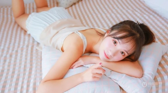 这个妹子有点瘦，清纯可爱少女肩带短裤室内写真照