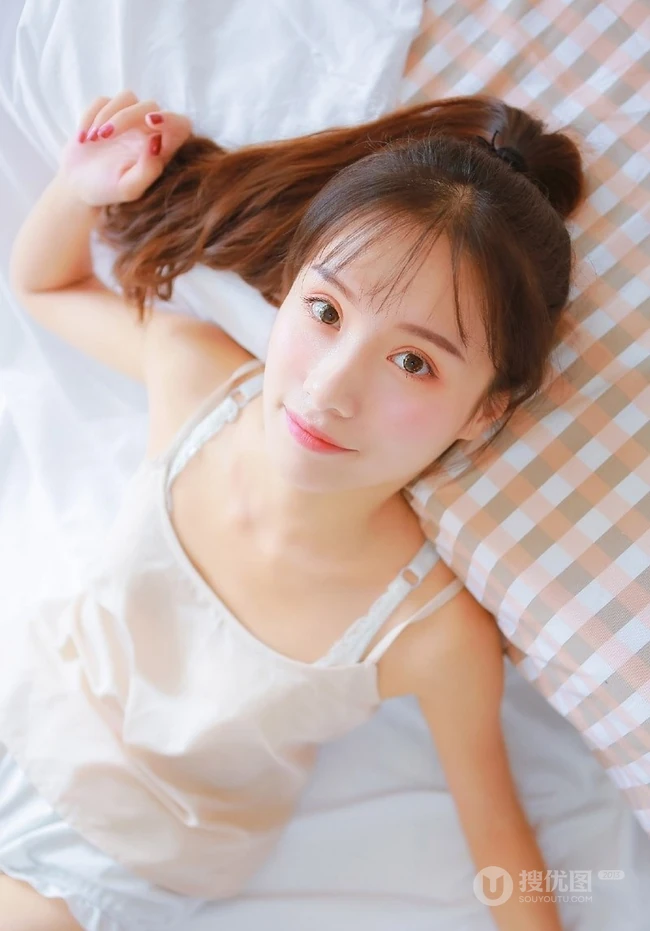 这个妹子有点瘦，清纯可爱少女肩带短裤室内写真照