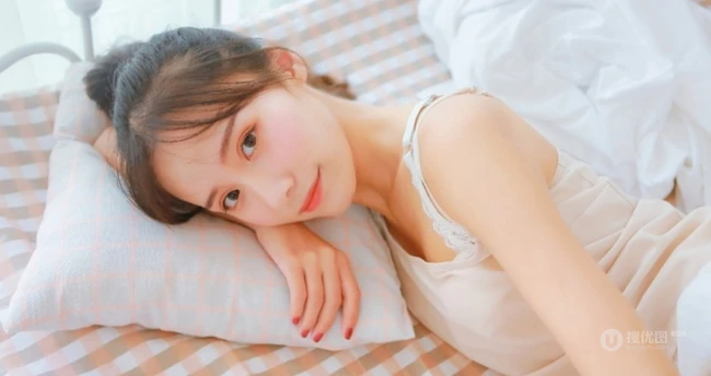 这个妹子有点瘦，清纯可爱少女肩带短裤室内写真照