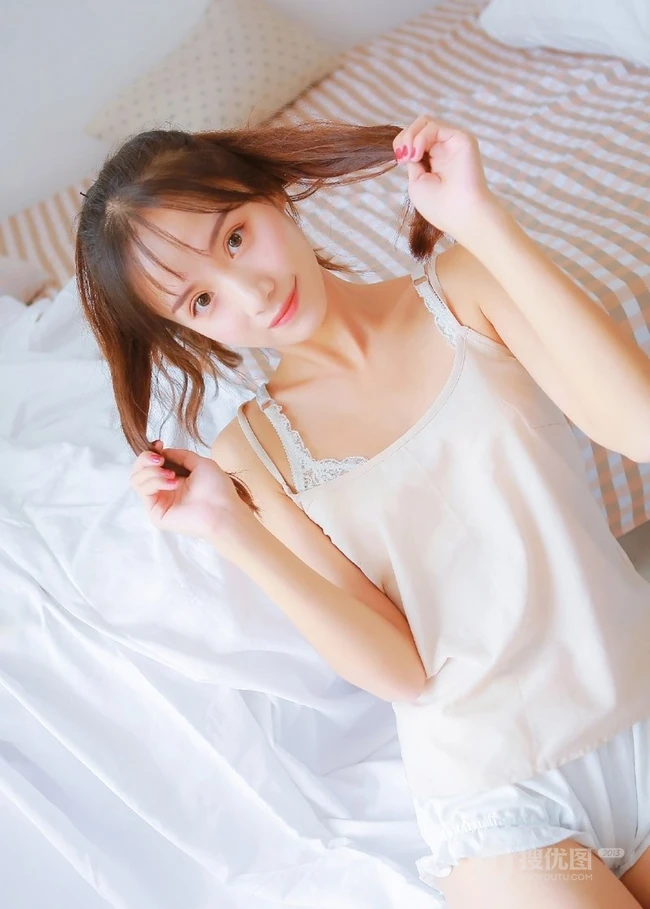这个妹子有点瘦，清纯可爱少女肩带短裤室内写真照