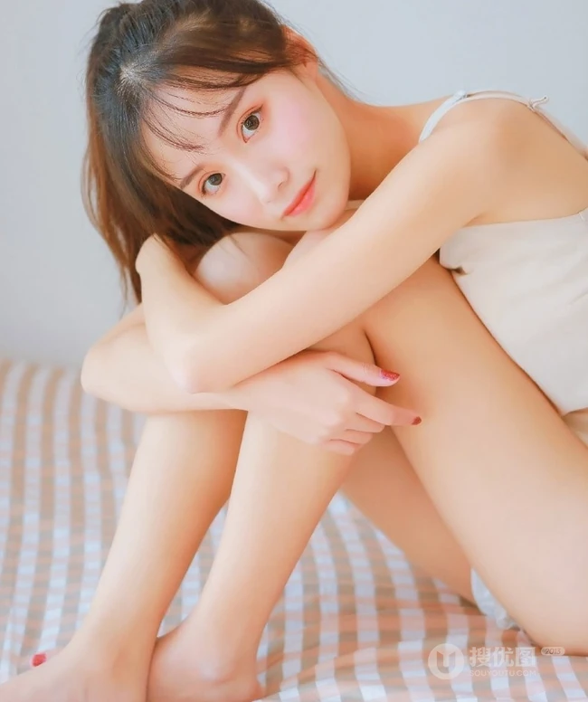 这个妹子有点瘦，清纯可爱少女肩带短裤室内写真照