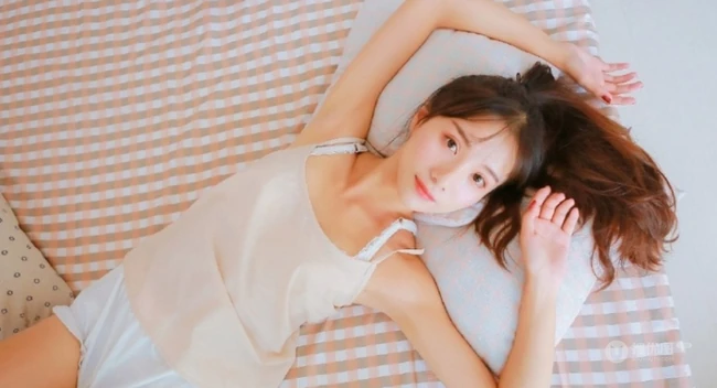 这个妹子有点瘦，清纯可爱少女肩带短裤室内写真照