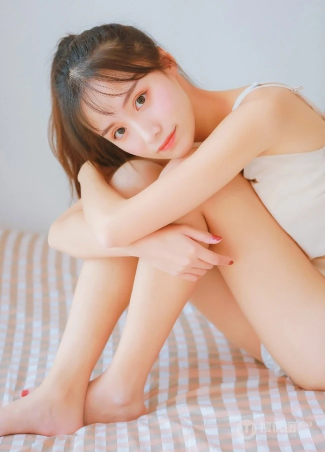 这个妹子有点瘦，清纯可爱少女肩带短裤室内写真照