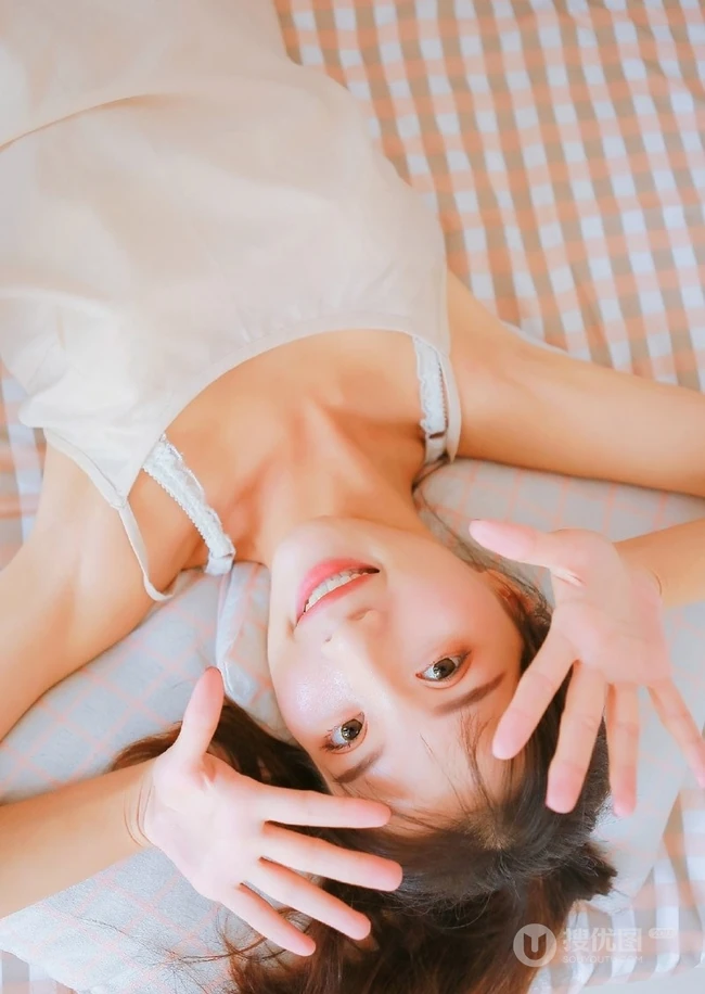 这个妹子有点瘦，清纯可爱少女肩带短裤室内写真照