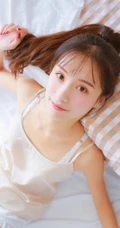 这个妹子有点瘦，清纯可爱少女肩带短裤室内写真照
