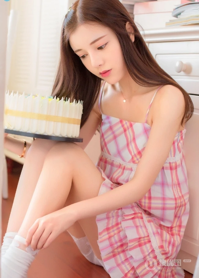 很有辨识度的清新少女，唯美高清肩带格子裙室内写真