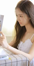 文艺气质女孩的一天，小脸蛋女生肩带白裙清新室内美照
