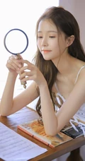 文艺气质女孩的一天，小脸蛋女生肩带白裙清新室内美照
