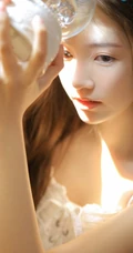 文艺气质女孩的一天，小脸蛋女生肩带白裙清新室内美照