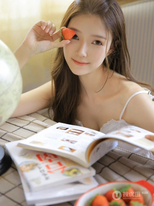 文艺气质女孩的一天，小脸蛋女生肩带白裙清新室内美照