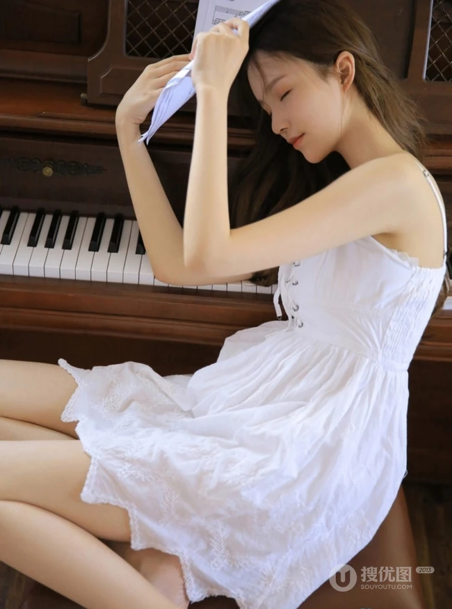 文艺气质女孩的一天，小脸蛋女生肩带白裙清新室内美照