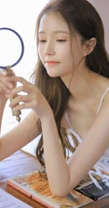 文艺气质女孩的一天，小脸蛋女生肩带白裙清新室内美照