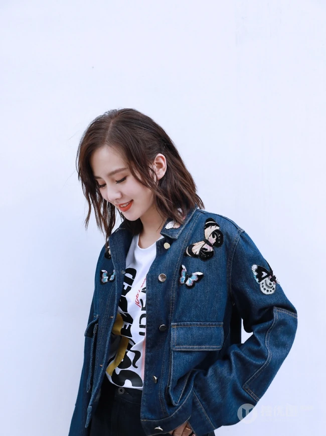 刘诗诗甜美温婉牛仔服黑裙酷美写真图片