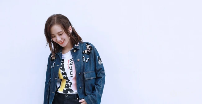 刘诗诗甜美温婉牛仔服黑裙酷美写真图片