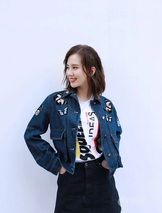 刘诗诗甜美温婉牛仔服黑裙酷美写真图片
