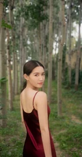 苏青漫步林间化身森系少女，肩带红裙着身美背动人