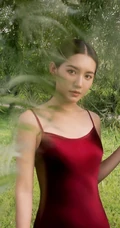 苏青漫步林间化身森系少女，肩带红裙着身美背动人