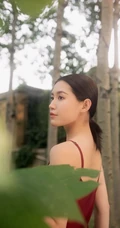 苏青漫步林间化身森系少女，肩带红裙着身美背动人