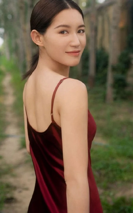 苏青漫步林间化身森系少女，肩带红裙着身美背动人