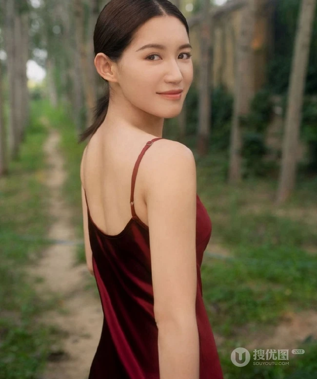 苏青漫步林间化身森系少女，肩带红裙着身美背动人