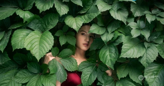 苏青漫步林间化身森系少女，肩带红裙着身美背动人
