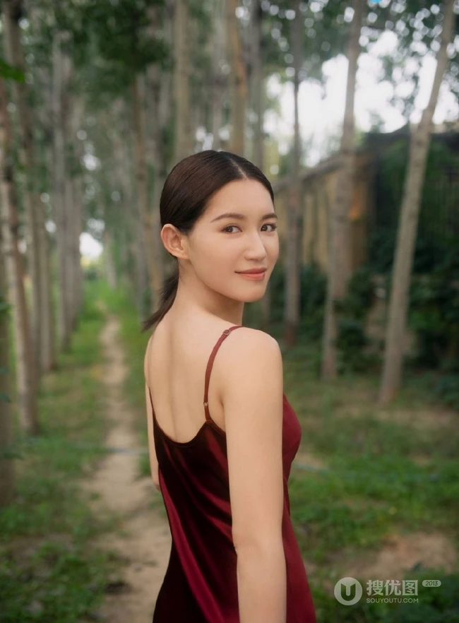 苏青漫步林间化身森系少女，肩带红裙着身美背动人
