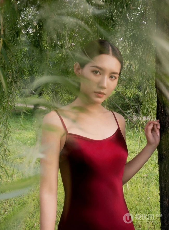 苏青漫步林间化身森系少女，肩带红裙着身美背动人