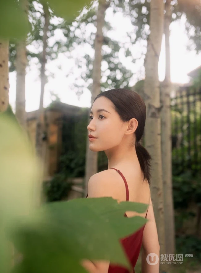 苏青漫步林间化身森系少女，肩带红裙着身美背动人